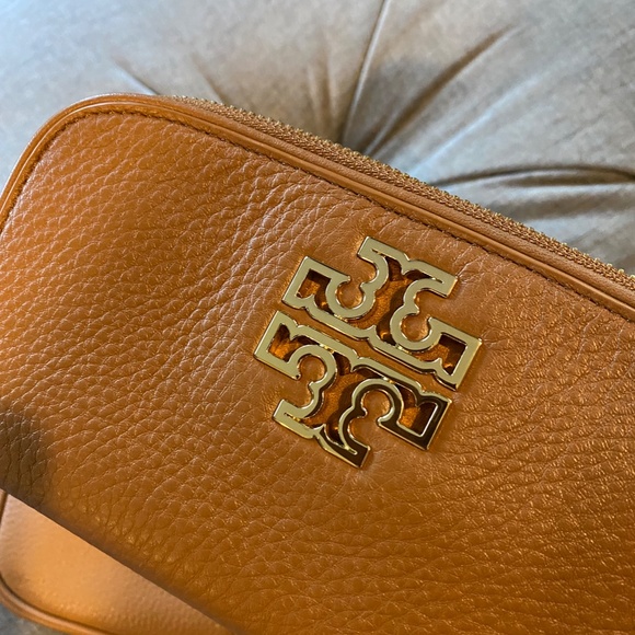 Tory Burch Tan Pebbled Leather Crossbody Bag & Matching Zip Around Wallet Set - Picture 11 of 16